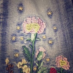 🌻Elite Jeans🌻embroidered ripped jeans